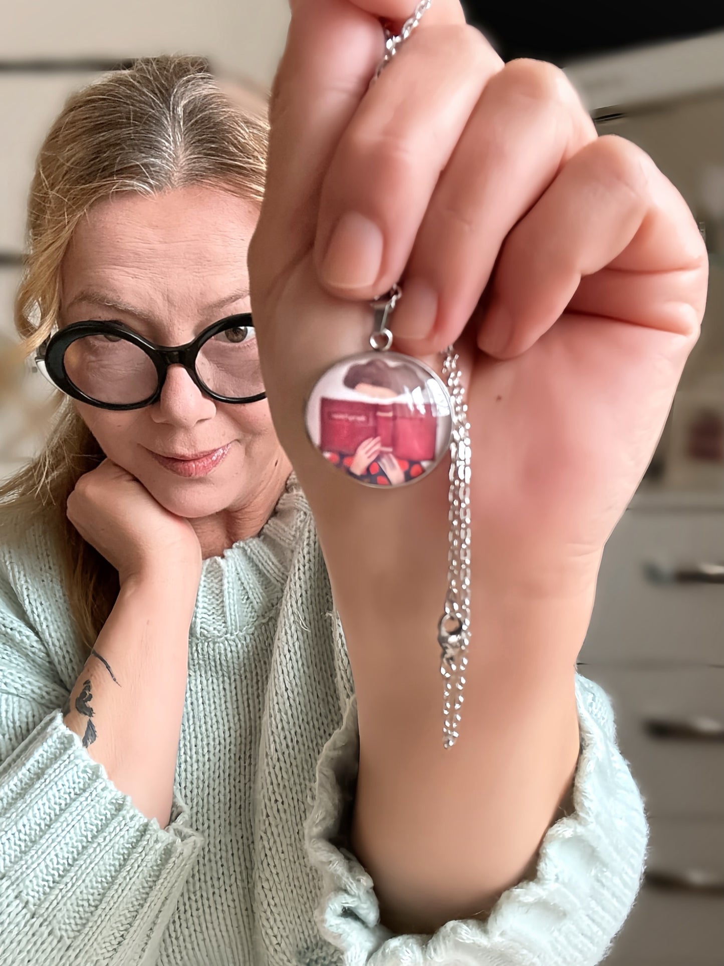 Collana con ciondolo La divoratrice di libri in acciaio