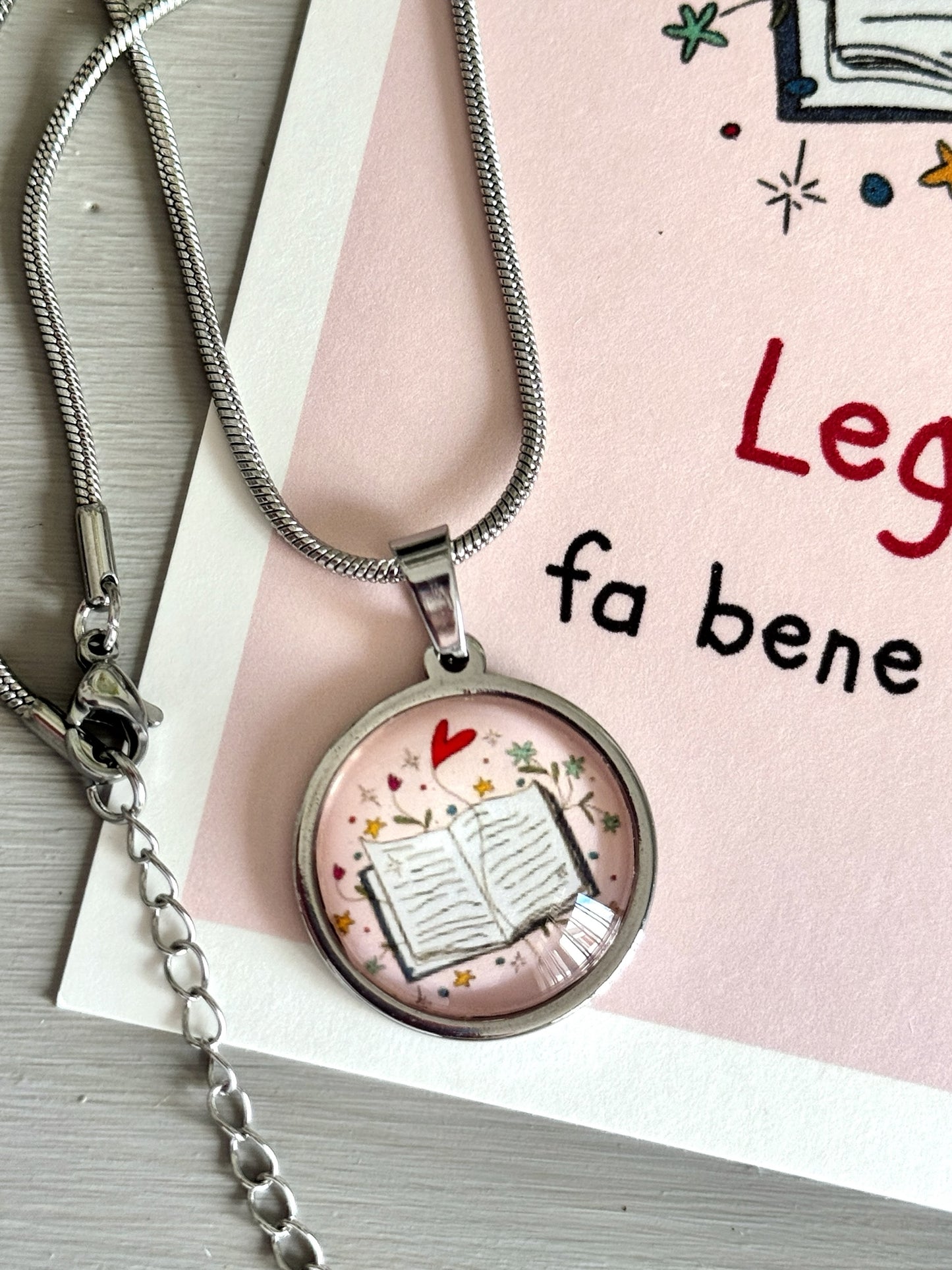 Ciondolo “Leggere fa bene al cuore” in acciaio