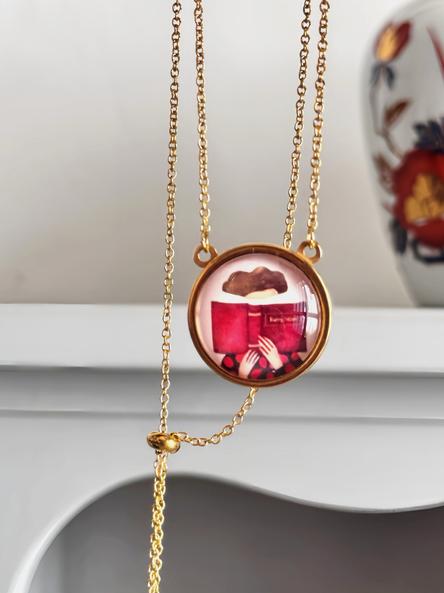 Ciondolo “La divoratrice di libri” versione da 2 cm con catena regolabile