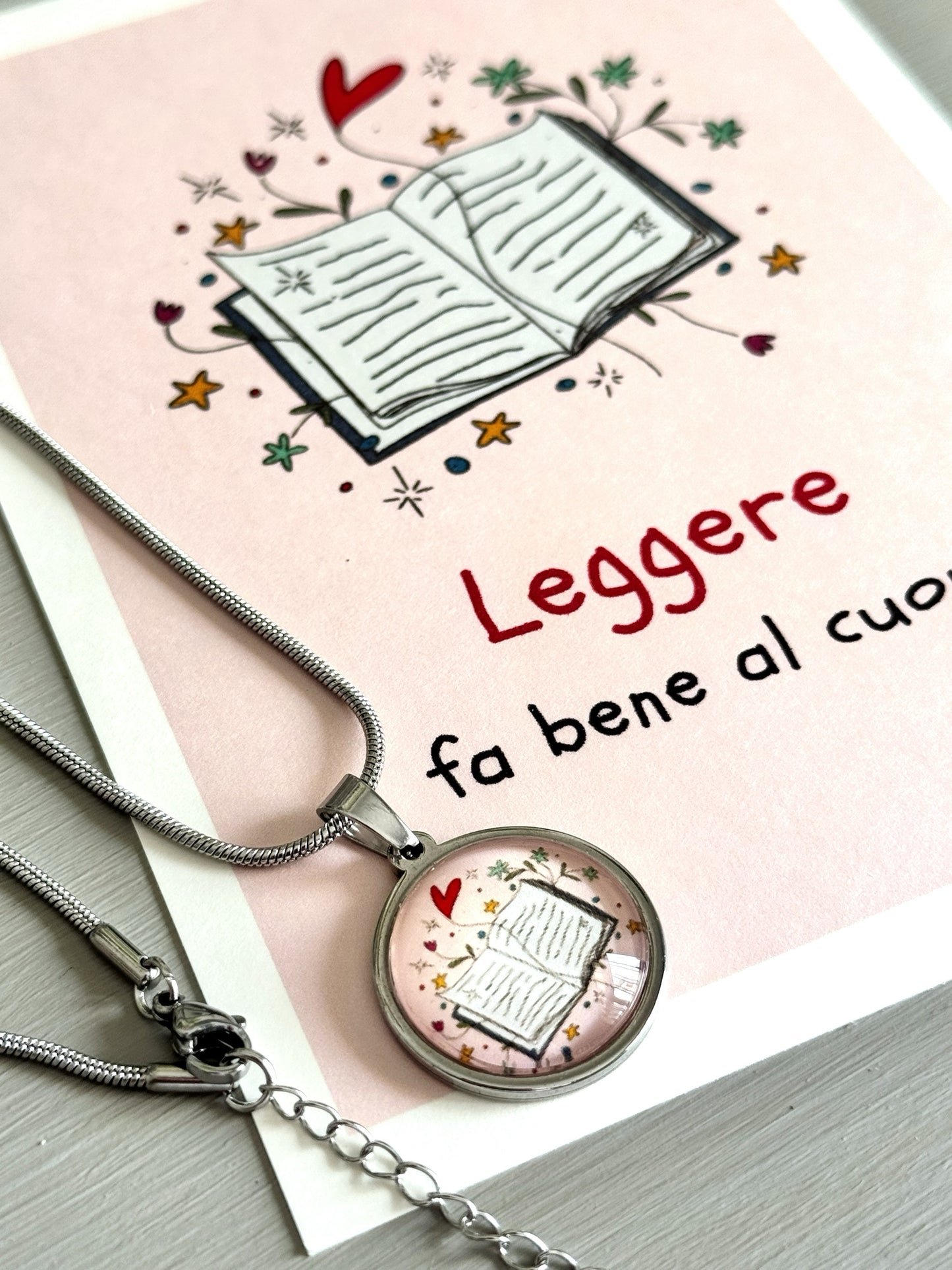 Ciondolo “Leggere fa bene al cuore” in acciaio