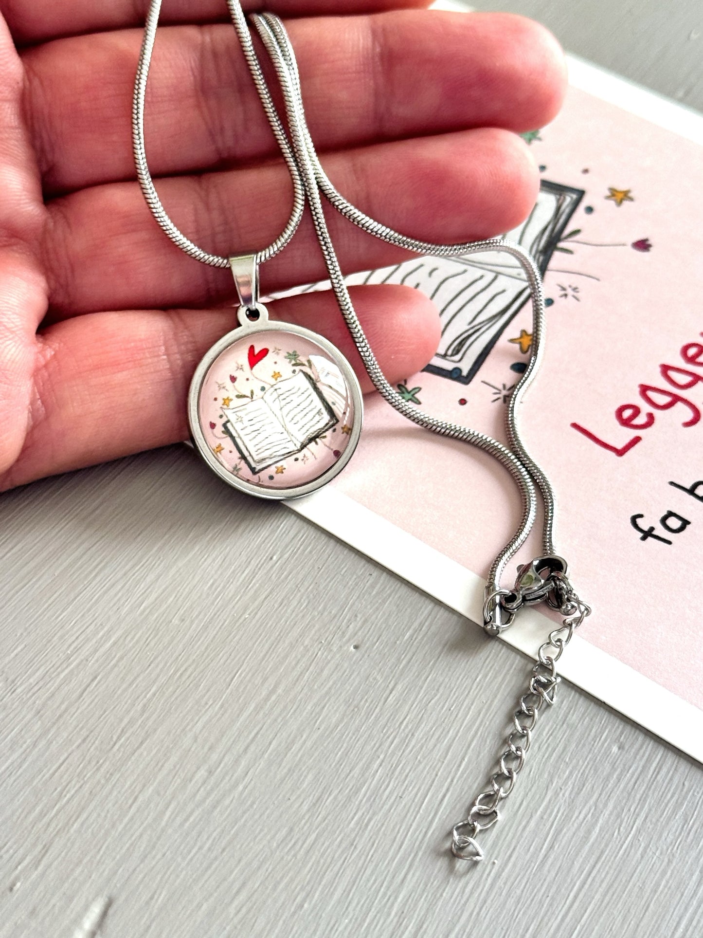 Ciondolo “Leggere fa bene al cuore” in acciaio