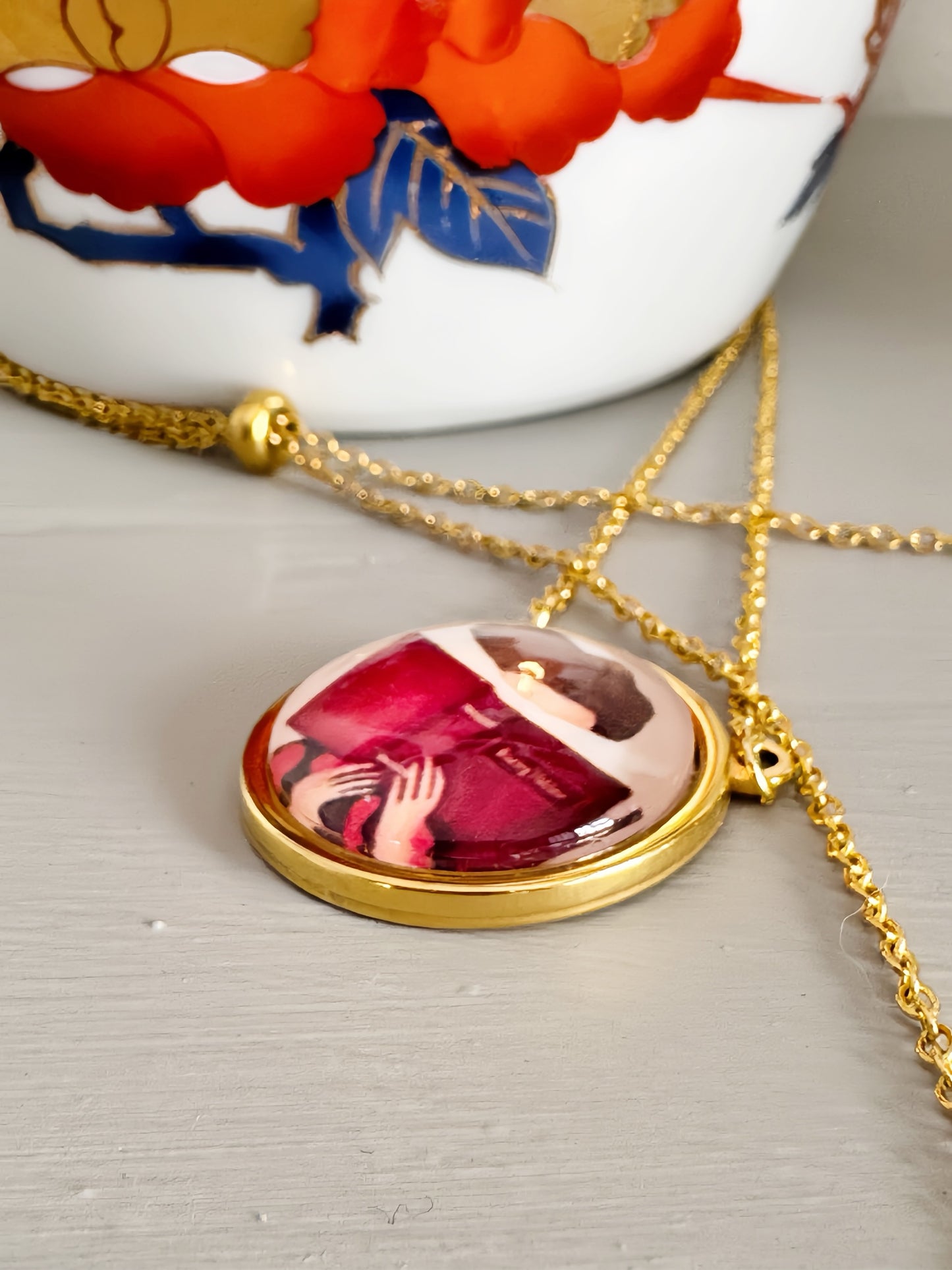 Ciondolo “La divoratrice di libri” versione da 2 cm con catena regolabile