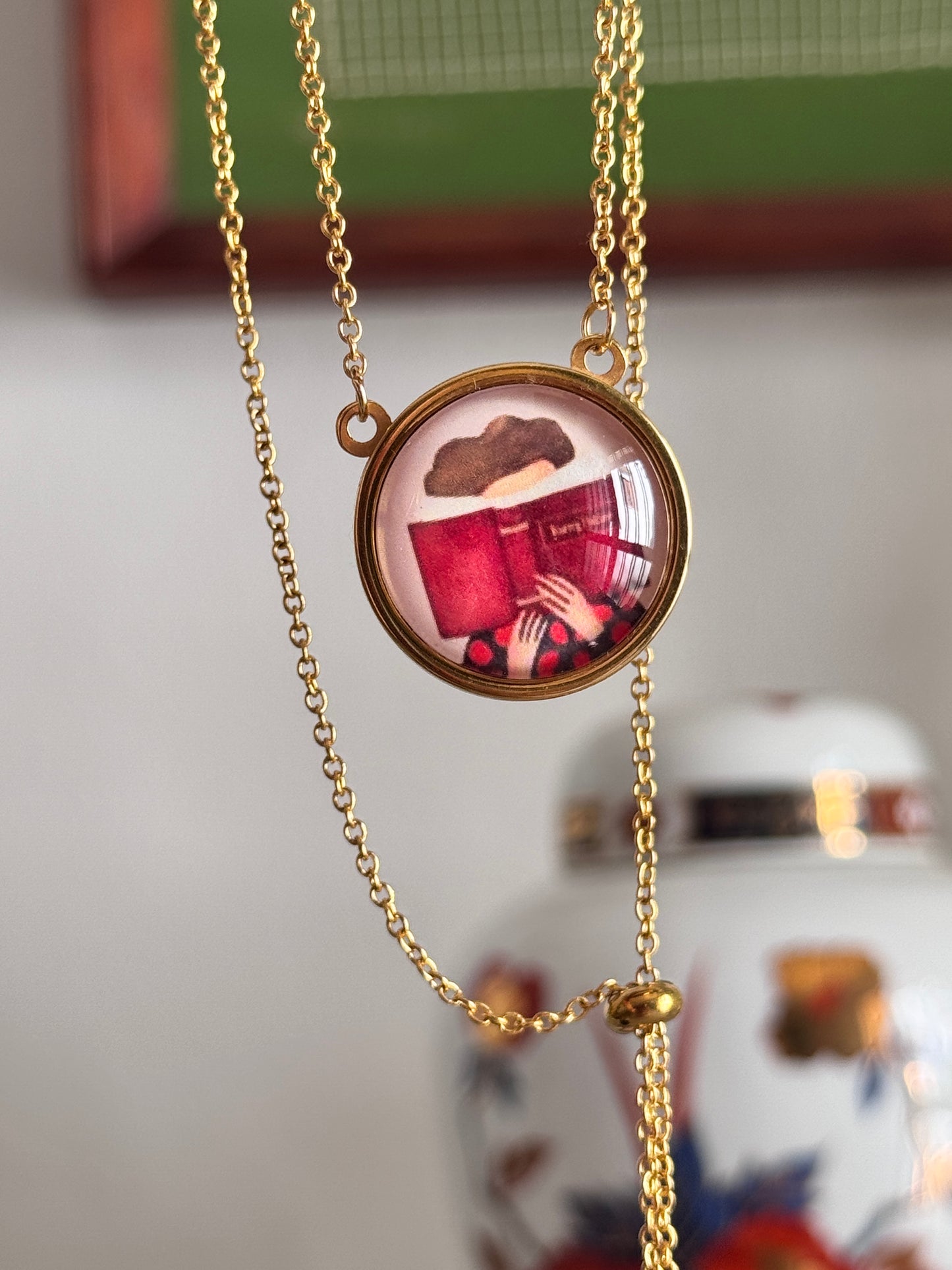 Ciondolo “La divoratrice di libri” versione da 2 cm con catena regolabile