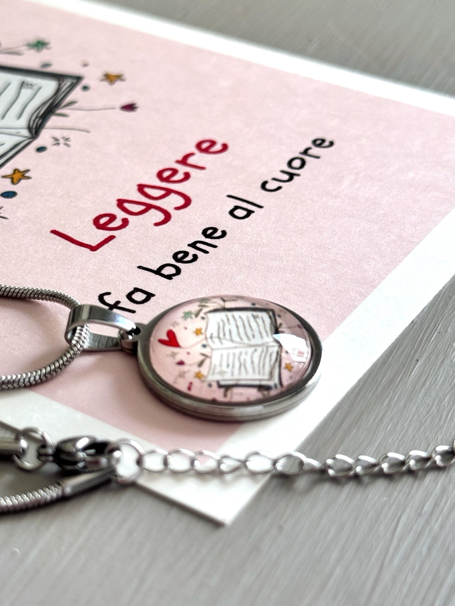Ciondolo “Leggere fa bene al cuore” in acciaio