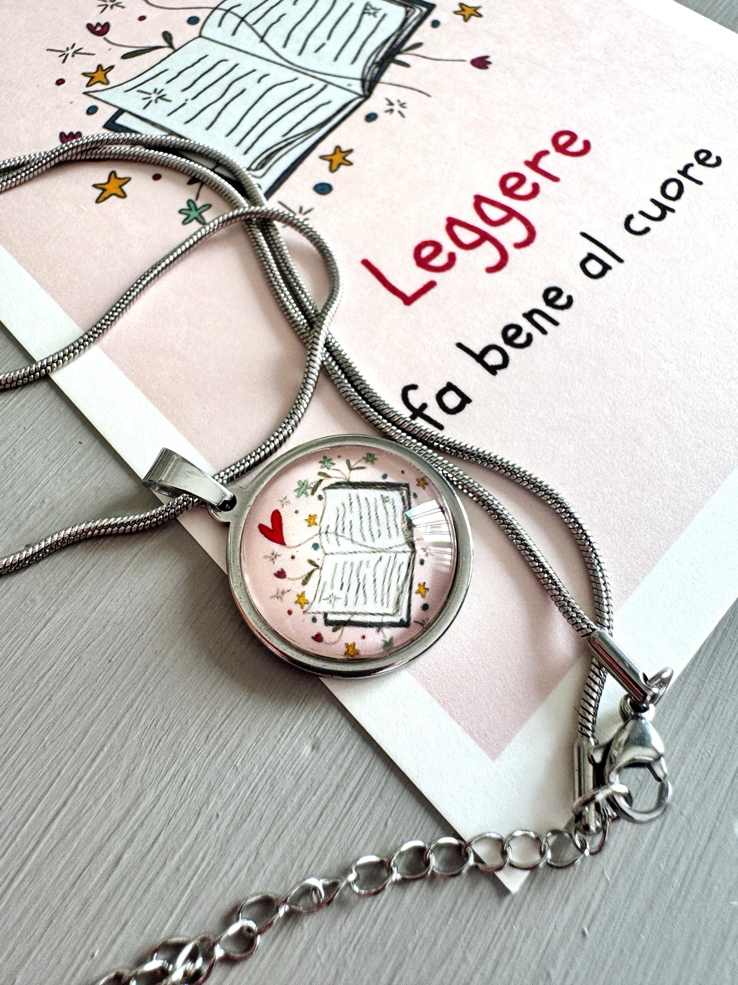 Ciondolo “Leggere fa bene al cuore” in acciaio