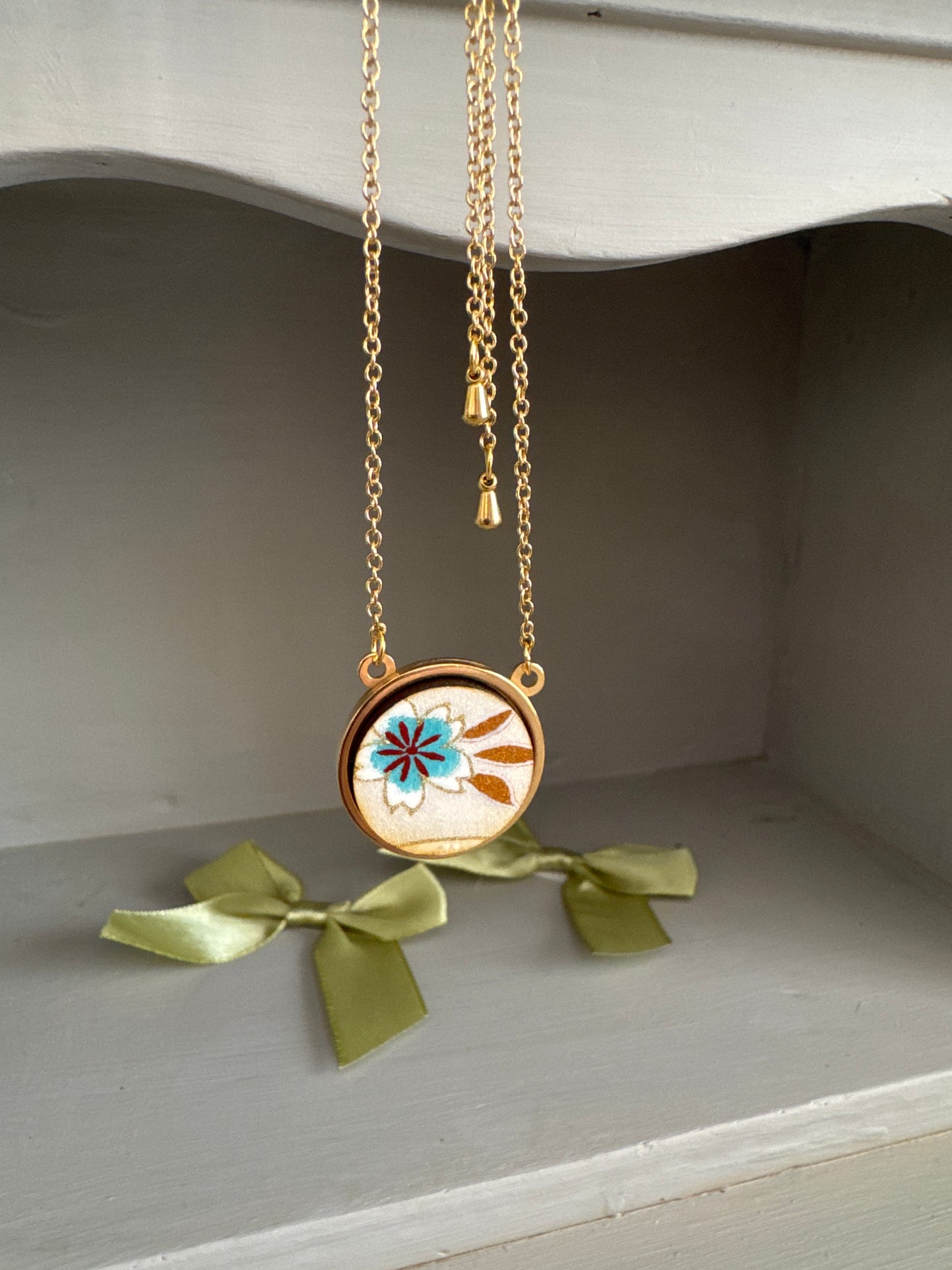 Collana regolabile con ciondolo fiore azzuro