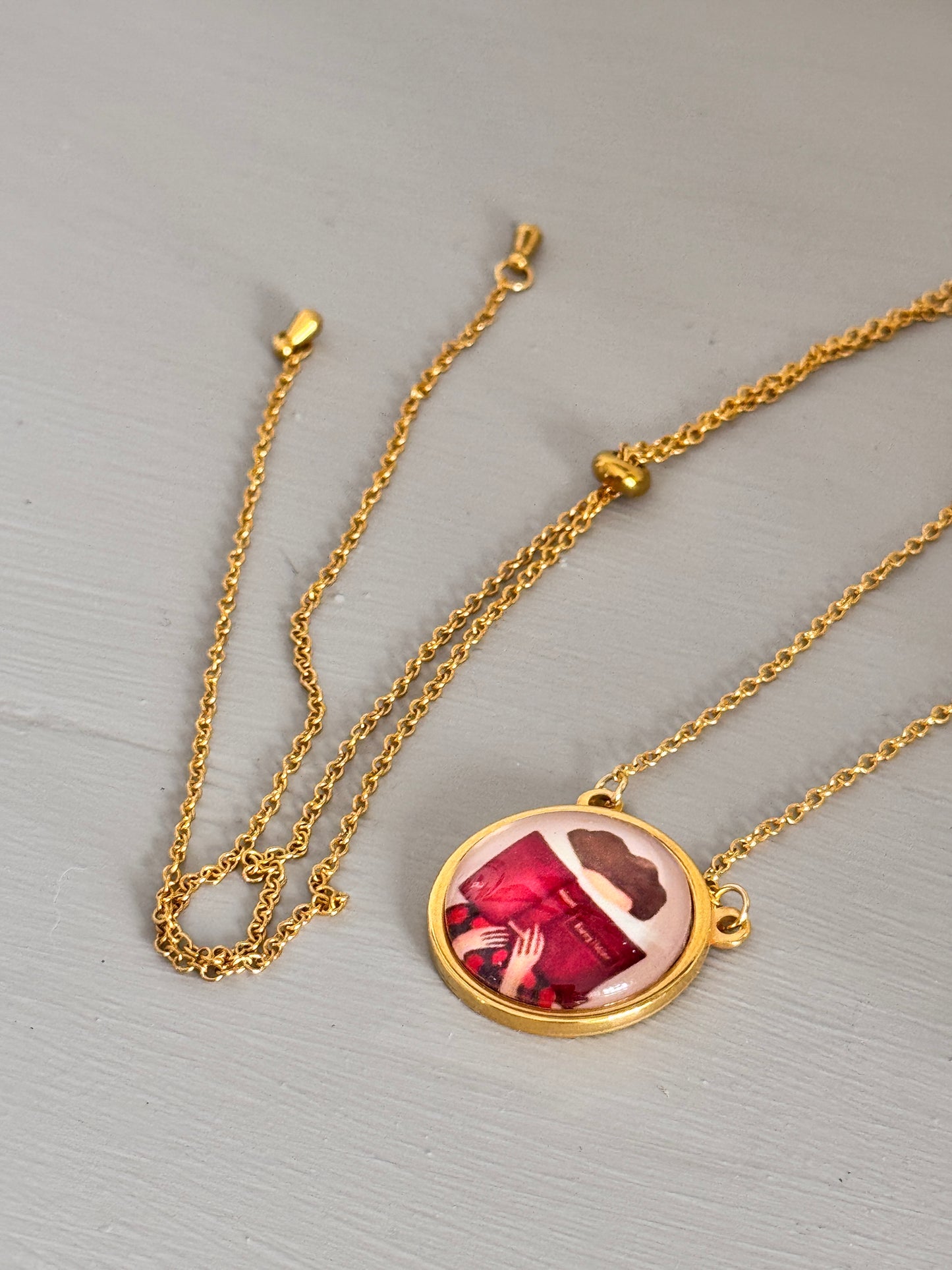 Ciondolo “La divoratrice di libri” versione da 2 cm con catena regolabile