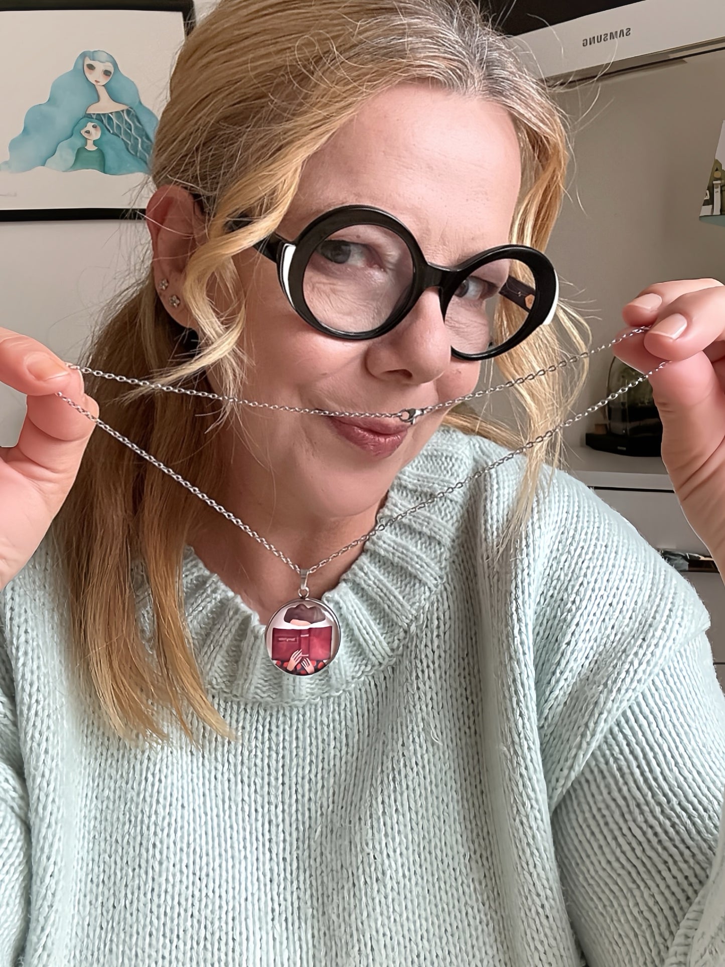 Collana con ciondolo La divoratrice di libri in acciaio